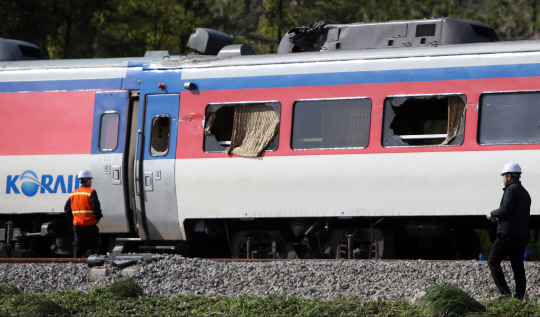 22일 오전 3시 41분께 전남 여수시 율촌역 인근을 달리던 무궁화호 열차가 선로에서 벗어나 기관사 1명이 숨지고 승객 8명이 다쳤다. 사고가 난 객차의 창문 곳곳이 깨져 있다.